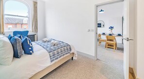 1 bedroom, desk, iron/ironing board, WiFi - Family & Contractor Friendly Stay | WiFi, Parking (Farnborough)