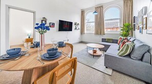 TV, offices - Family & Contractor Friendly Stay | WiFi, Parking (Farnborough)