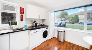 Kjøleskap, mikrobølgeovn, ovn og kokeplater