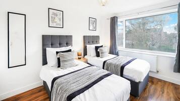 3 bedrooms, desk, iron/ironing board, WiFi