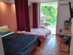 1 bedroom, bed sheets