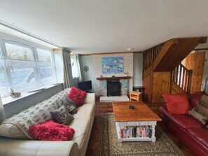 Smart TV, caminetto, lettore DVD, libri