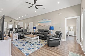 TV - Oceanview, Pool & Hot Tub @ Palm Tree Palace (North Myrtle Beach)