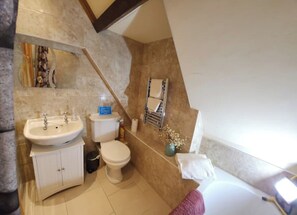 Séchoir à cheveux, serviettes fournies, savon, shampooing