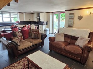 TV, fireplace, DVD player, books - Snowdon, The Old School (CAERNARFON)