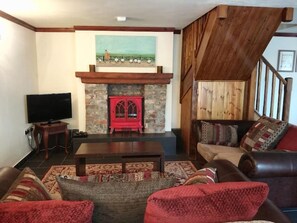 Fernseher, Kamin, Bücher