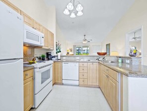 Fridge, microwave, oven, stovetop - Kona Sea Ridge Y23 30 day minimum rental (Kailua-Kona)