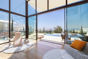 Panorama-villa | Opholdsområde | 50-tommers smart-tv med kabelkanaler