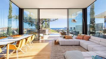 Soundproofing, free WiFi, bed sheets