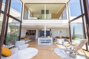 Panoramic Villa | Living area | 50-inch Smart TV with cable channels