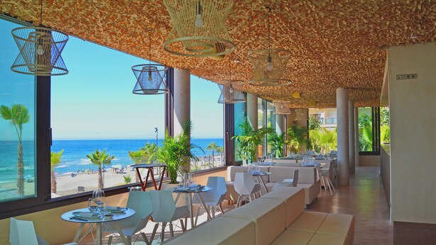 A restaurant with a view of the beach and ocean. - Leiro Residences - Preferred Hotels & Resorts (Fuengirola)