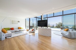 Villa Panoramic | Vardagsrum | 50-tums smart-tv med kabelkanaler