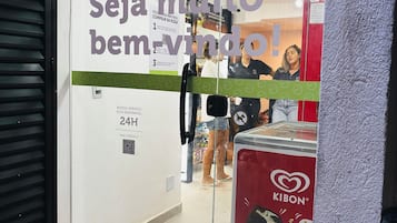 Una fachada con un letrero que dice "Eai, Rodalover! ¡Si bienvenido!" y un anuncio de helado Kibon.