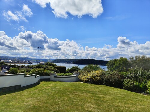 Riverside Retreat - One Bedroom Cottage, Sleeps 2