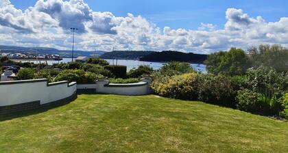 Riverside Retreat - One Bedroom Cottage, Sleeps 2