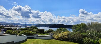 Riverside Retreat - One Bedroom Cottage, Sleeps 2