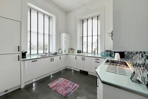 Jääkaappi, uuni, astianpesukone, leivänpaahdin