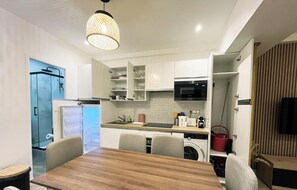 Geladeira, micro-ondas, fogão, cafeteira/chaleira