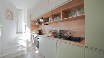 Een koelkast, een microgolfoven, een oven, een vaatwasser