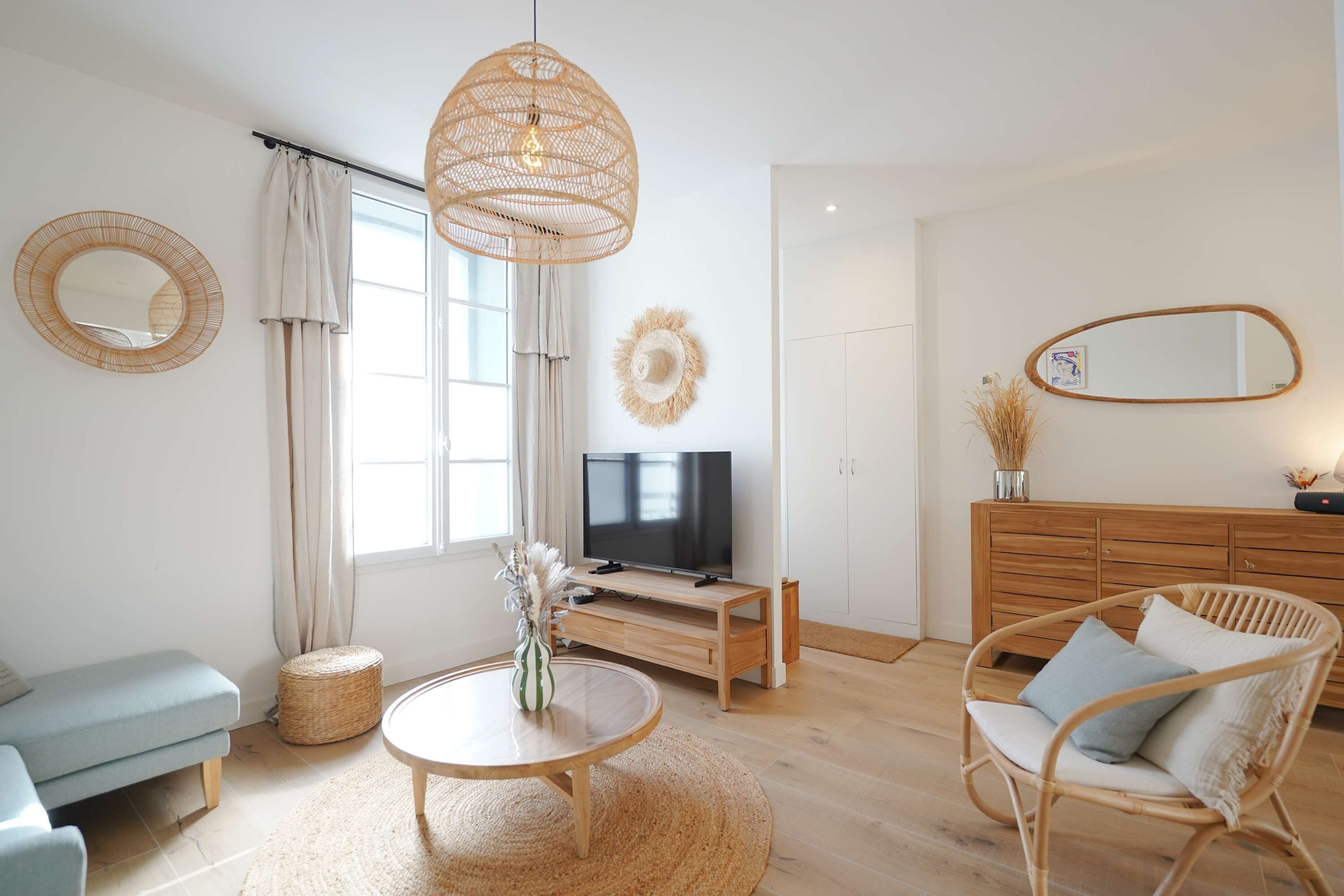 Télévision, chaîne hi-fi, espaces bureaux