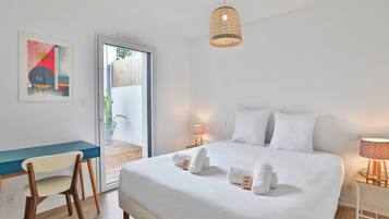 4 slaapkamers, een bureau, een strijkplank/strijkijzer, reisbedje