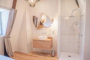 Douche, séchoir à cheveux, serviettes fournies, savon
