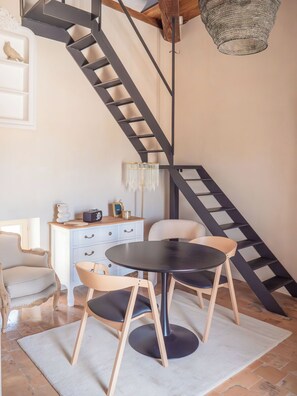 Dining - Le Pigonnier, le Gîte Insolite des Amoureux Avec Piscine et Sauna, sur Pézenas (Pézenas)