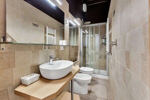Doccia, asciugacapelli, bidet, asciugamani