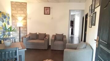 A living room with two sofas, a coffee table, a lamp, and a wall-mounted picture.