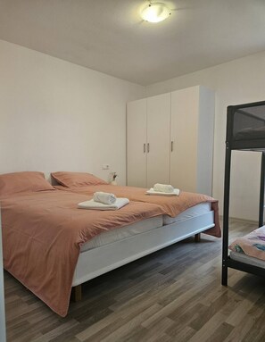 2 bedrooms, WiFi, bed sheets