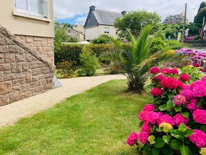 Property grounds - House with 4 rooms - for 8/9 people 5 minutes walk from the port - 700m2 garden (Perros-Guirec)