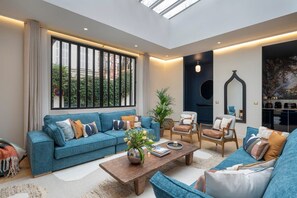 TV, offices - La Villa Ballu in Paris (Paris)