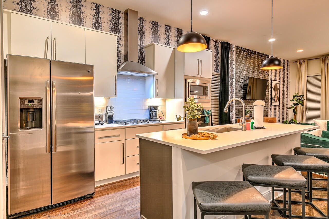 Fridge, oven, stovetop, coffee/tea maker