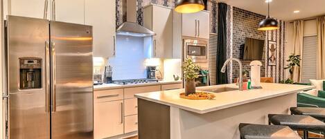 Refrigerador, horno, parrilla de estufa y cafetera y tetera