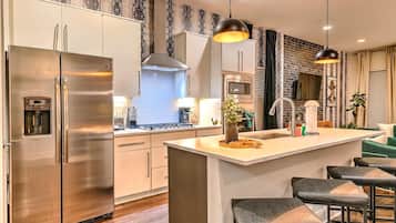 Fridge, oven, stovetop, coffee/tea maker