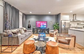 TV, fireplace, offices - Skyline Views- Private Rooftop w/central location (Nashville)