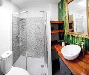 ヘアドライヤー、タオル、石鹸、トイレットペーパー