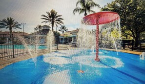 Utomhuspool och uppvärmd pool