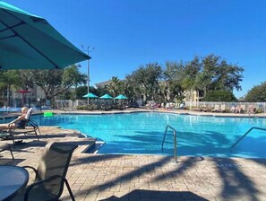 Utomhuspool och uppvärmd pool