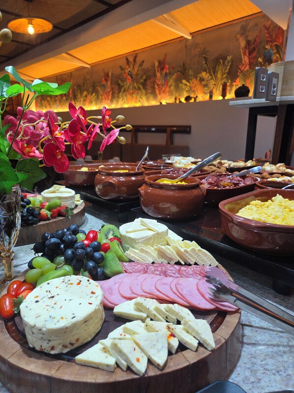 Buffet déjeuner gratuit tous les jours