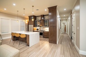 Fridge, microwave, oven, stovetop - MAVA Home- Lavaca District Gem! (San Antonio)