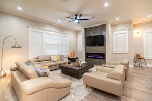 Smart TV, fireplace - MAVA Home- Lavaca District Gem! (San Antonio)