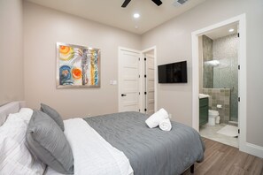 4 bedrooms, iron/ironing board, travel cot, free WiFi - MAVA Home- Lavaca District Gem! (San Antonio)