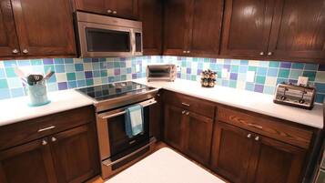 Køleskab, mikrobølgeovn, ovn, kogeplade