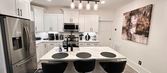 Elegant Lakefront Suite just 7 miles from Mystic Grill!