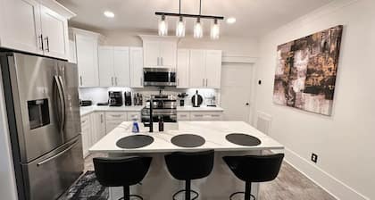 Elegant Lakefront Suite just 7 miles from Mystic Grill!