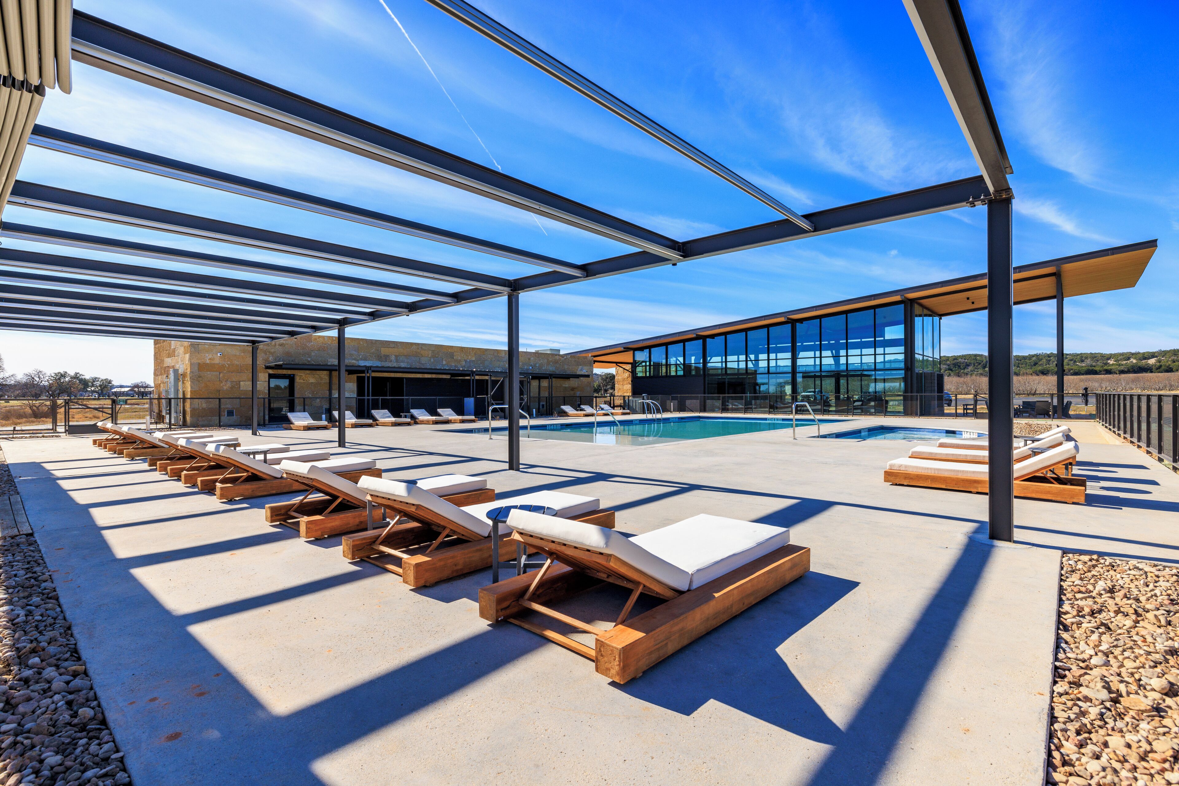 2 piscines extérieures, parasols de plage, chaises longues