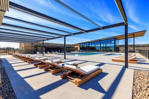 2 piscines extérieures, parasols de plage, chaises longues