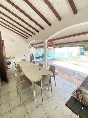 屋外ダイニングエリア