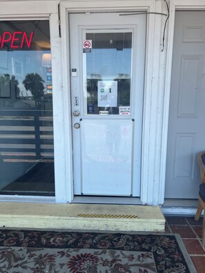 Vista frontal de la propiedad